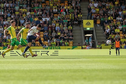 Son Heung-Min, del Tottenham, marca en un partido de la Premier ante el Norwich City en Carrow Road.