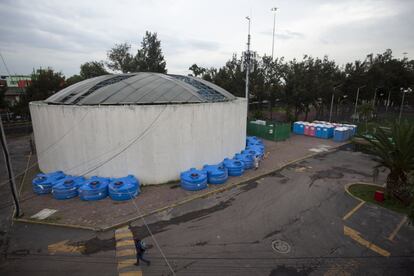 Foram instalados reservatórios com água e banheiros provisórios no albergue do estádio Jesús Martínez.