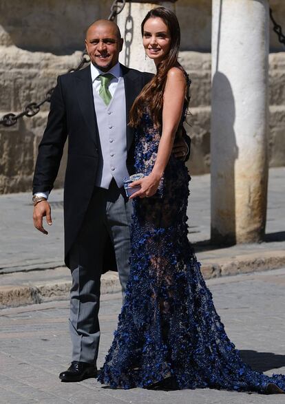 El jugador Roberto Carlos, junto a su esposa, Mariana Luccon.