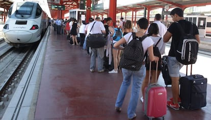 Los viajeros esperan en un andén de la estación de Chamartín, Madrid, durante un día de huelga en verano.