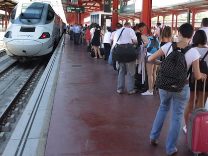 Los viajeros esperan en un andén de la estación de Chamartín, Madrid, durante un día de huelga en verano.