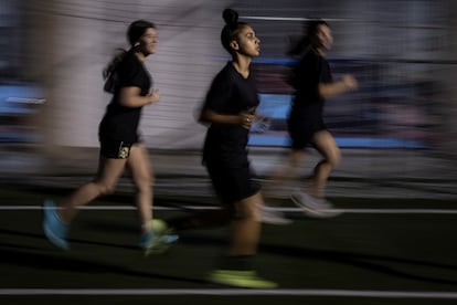 Entrenamiento del equipo de fútbol femenino del CF Tramontana en el barrio de la Mina.
