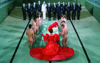 Banquete de los artistas y científicos perseguidos, fotografía de la película 'Freak Orlando' (1981), de Ulrike Ottinger.