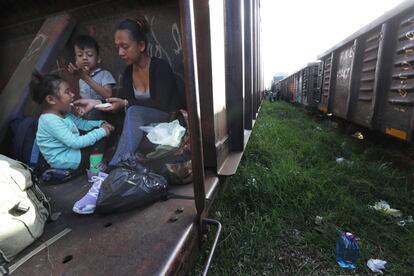 Una madre migrante y sus hijos viajan en un tren de carga hacia el norte, en Palenque, estado de Chiapas, México. México ha desplegado 6.500 miembros de la Guardia Nacional en la parte sur del país, más otros 15.000 soldados a lo largo de su frontera norte en un intento por reducir el número de migrantes que viajan a través de su territorio para llegar a los EE.UU.