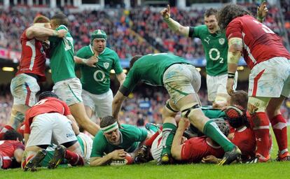 El irlandés Brian O'Driscoll (en el suelo con el balón) anota un tanto.