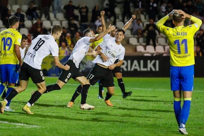 Los jugadores del Real Unión de Irún celebran el pase ante la desolación de algunos futbolistas del Cádiz.