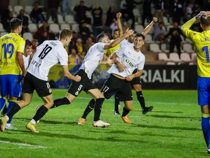 Los jugadores del Real Unión de Irún celebran el pase ante la desolación de algunos futbolistas del Cádiz.