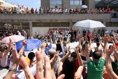 Decenas de vecinos de Usera se concentraron ayer delante de la Junta Municipal durante una de las asambleas del Movimiento 15-M.