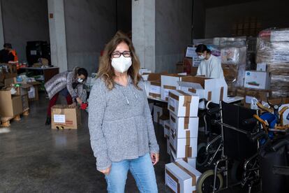 La voluntaria Loli Gonzalez, en las cocheras de la Diputación de Castellón seleccionando material recogido de ayuda a Ucrania.