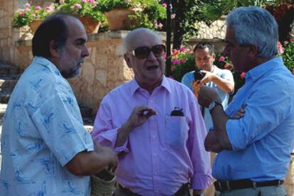 De izquierda a derecha, Miquel Dalmau, Jorge Edwards y Basilio Baltasar, en el encuentro literario de Formentor.