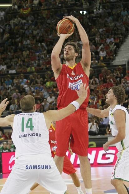 Pau Gasol lanza a canasta durante el encuentro de preparación ante Lituania.