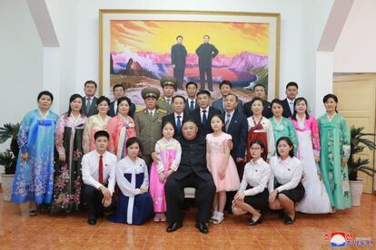 El líder norcoreano, Kim Jong-un, ha visitado la embajada norcoreana en Hanói durante su cumbre con EE UU. En la imagen, una foto de familia de Kim con algunos diplomáticos.  