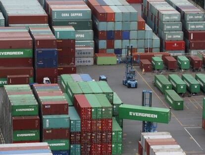 Tráfico de contenedores en el puerto de Aomi, en Tokio.