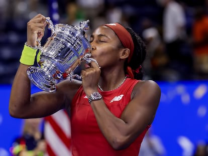 Gauff besa el trofeo de campeona en la Arthur Ashe de Nueva York.