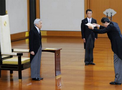 Yukio Hatoyama, a la derecha, ante el emperador Akihito.