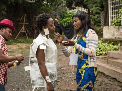 Jóvenes participantes en los talleres del festival de Goma se preparan para el rodaje el pasado día 13. 
 