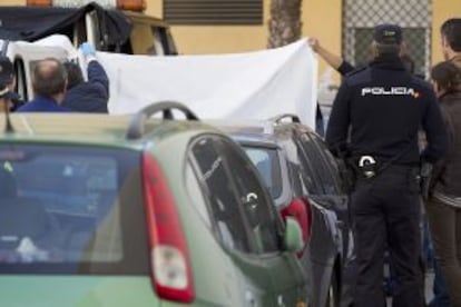 Agentes del Cuerpo Nacional de Policía inspeccionan el lugar donde fue hallado el cadáver de abogado asesinado.