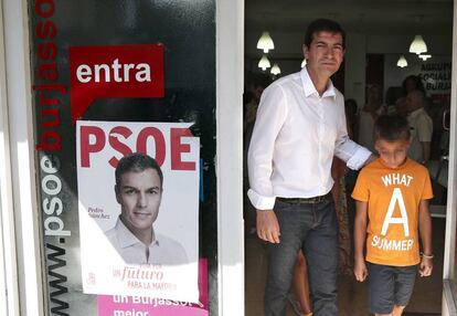 Rafa García vota en Burjassot (Valencia).