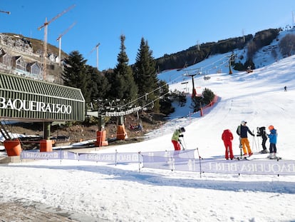 Varios esquiadores disfrutaban el sábado del buen tiempo y de la nieve en la estación de Baqueira Beret, en el valle de Arán (Lleida).