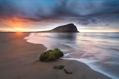 La preciosa playa de La Tejita (Tenerife), de larga tradición nudista, sigue siendo cita en medio de una aparatosa naturaleza litoral.