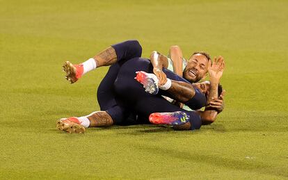  Neymar y Eder Militao bromean durante el entrenamiento de Brasil en Doha, Qatar. 