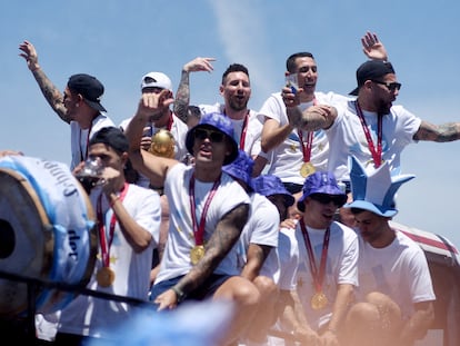 Los jugadores de Argentina, a bordo del autobús descapotable desde el que han celebrado el título mundialista en Buenos Aires.