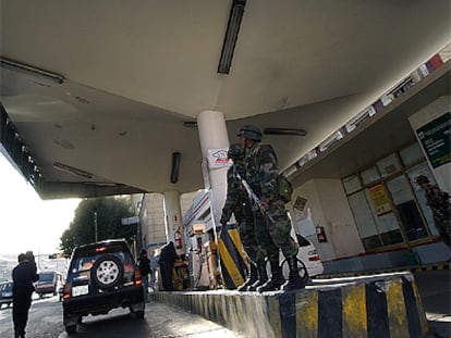 Soldados bolivianos intervienen una gasolinera en La Paz.