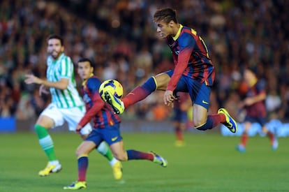 Neymar controla un balón durante el partido