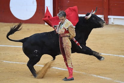 José Tomas, con el tercer toro de la tarde, en la plaza de Alicante.