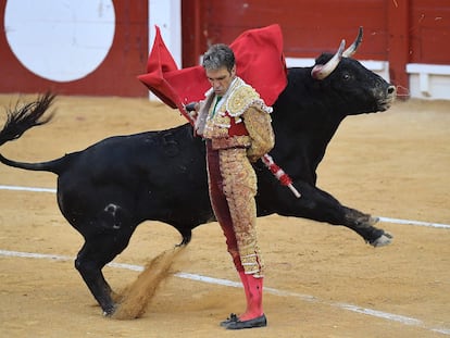 José Tomas, con el tercer toro de la tarde, en la plaza de Alicante.