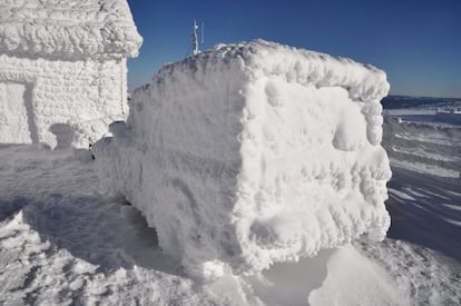 La nieve cubre un coche después de una tormenta en Transilvania, Rumania.