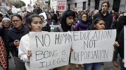 Manifestantes protestan frente a las oficinas de Inmigración y Control de Aduanas en San Francisco (EE UU), el pasado 20 de junio. 