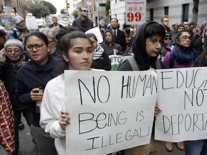 Manifestantes protestan frente a las oficinas de Inmigración y Control de Aduanas en San Francisco (EE UU), el pasado 20 de junio. 