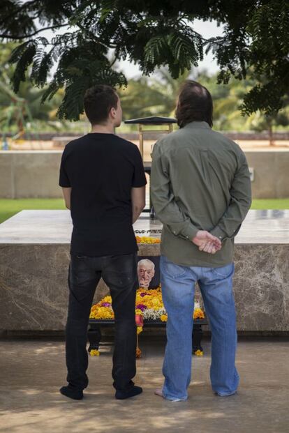 Jorge Lorenzo junto a Moncho Ferrer, hijo del fundador, en la tumba de Vicente en Bathalapallir (India).