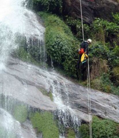 Descenso de cañones en el valle de Lamjung, Nepal.