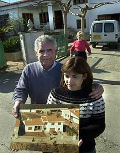 José Alba con su hija Ruth y su esposa, al fondo, delante de su casa en Castellón.