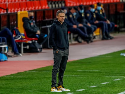 Luis Enrique, pensativo, durante el España-Grecia (1-1) disputado el pasado jueves en Granada. (AP Photo/Fermin Rodriguez)