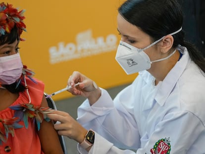 Una menor de 9 años es vacunada contra la Covid-19 en São Paulo (Brasil), en enero de 2022.