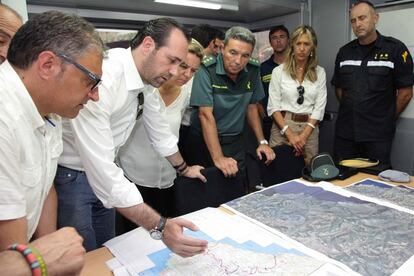 El presidente de las Islas Baleares Juan Ramón Bauzá se ha trasladado a Andratx para interesarse por las tareas de extinción del grave incendio que sufre desde este viernes la zona de la sierra de Tramuntana. El presidente autonómico, quien ha calificado este incendio de "desastre ecológico", se ha referido también a las 700 personas que han sido desalojadas de Estellencs y ha indicado que no se manejan "horarios" ni "expectativas" en relación a cuándo podrán volver a sus viviendas.