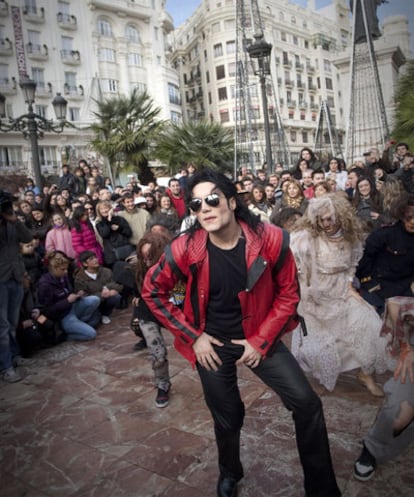 Intérpretes de <i>Forever, King of Pop</i> en la plaza del Ayuntamiento de Valencia.