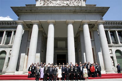 La ministra Carmen Calvo posa con los representantes de 72 países delante del Museo del Prado en Madrid.