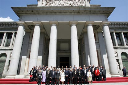 La ministra Carmen Calvo posa con los representantes de 72 pases delante del Museo del Prado en Madrid.