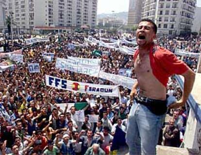 Un joven bereber grita durante la manifestación en Argel, que congregó a más de 200.000 personas.