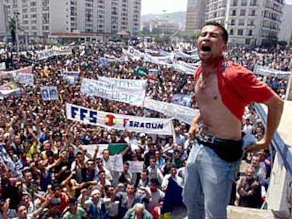 Un joven bereber grita durante la manifestación en Argel, que congregó a más de 200.000 personas.