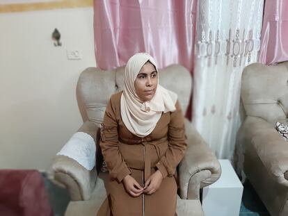 May Abu Rowaida, de 22 años, que perdió un ojo por el impacto de una bala forrada de goma en 2019 en la frontera de Israel, en su casa de Maghazi (Gaza), el pasado día 13.

Foto: Juan Carlos Sanz.