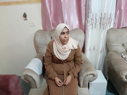 May Abu Rowaida, de 22 años, que perdió un ojo por el impacto de una bala forrada de goma en 2019 en la frontera de Israel, en su casa de Maghazi (Gaza), el pasado día 13.
Foto: Juan Carlos Sanz.