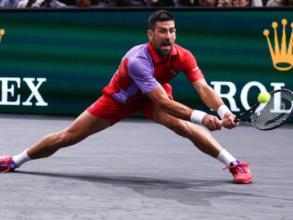 Djokovic devuelve de revés durante el partido contra Etcheverry en Bercy.