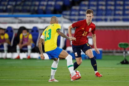 El centrocampista español Dani Olmo controla el balón ante el defensa brasileño Dani Alves.