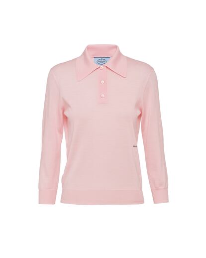 Para las fieles al polo más clásico que buscan elevarlo a la categoría de lujo, nada como este polo de Prada en rosa claro. Una inversión para un fondo de armario eterno. Lo tienes aquí por 750€.