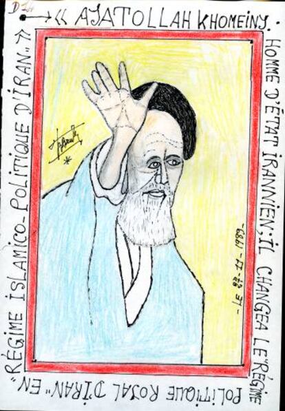 La obra del artista de Costa de Marfil Frédéric Bruly Bouabré lleva un título autodescriptivo: <em>Ayatollah Khomeiny: homme d’état iranien; il changea le régime politique royal d’Iran en "régime islamico-politique d’Iran"</em> (Ayatolá Jomeini: un hombre de estado iraní que cambió la monarquía de Irán por el régimen islámico- político de Irán). |
